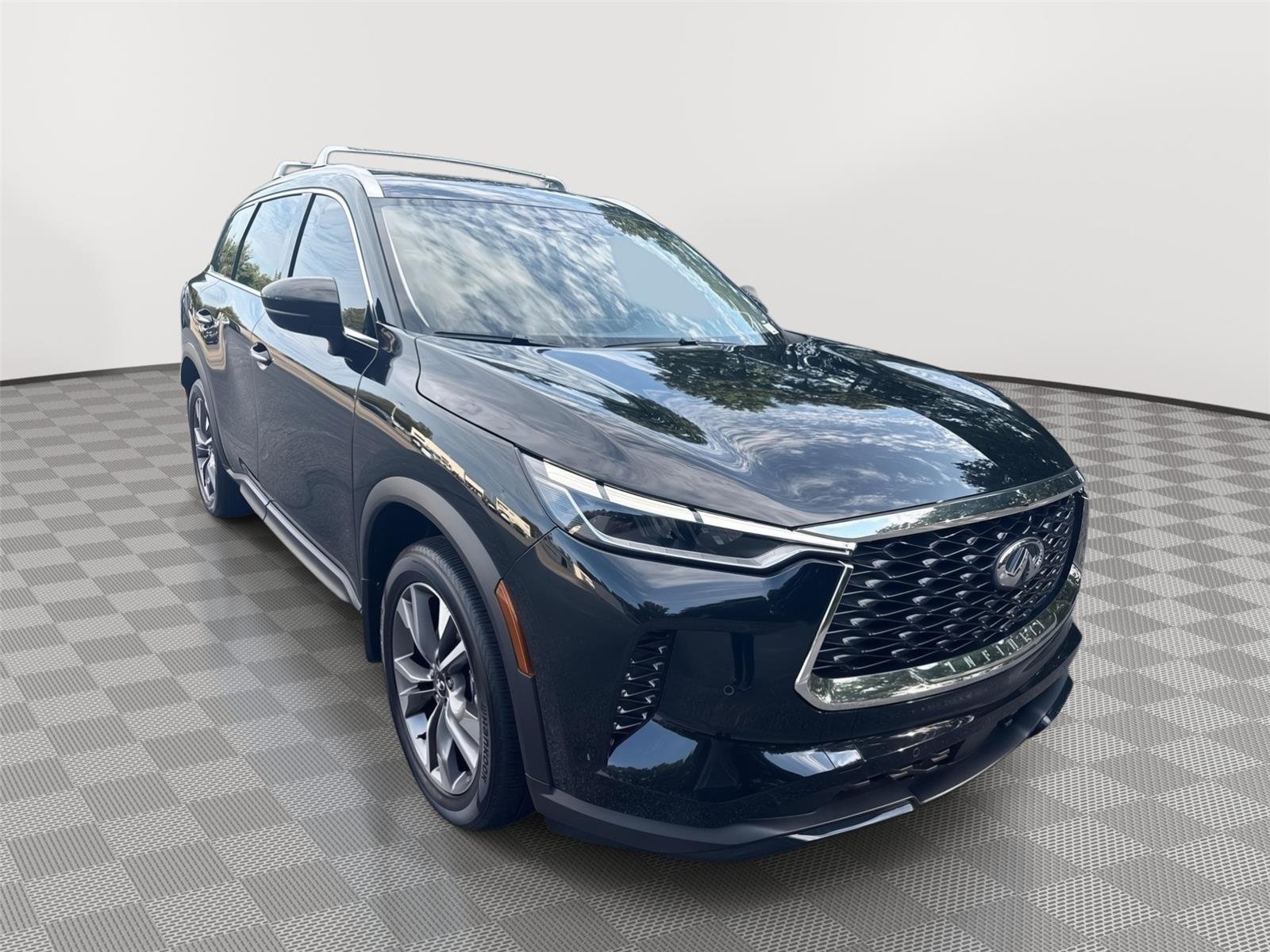 Used 2025 Mineral Black INFINITI LUXE image 4