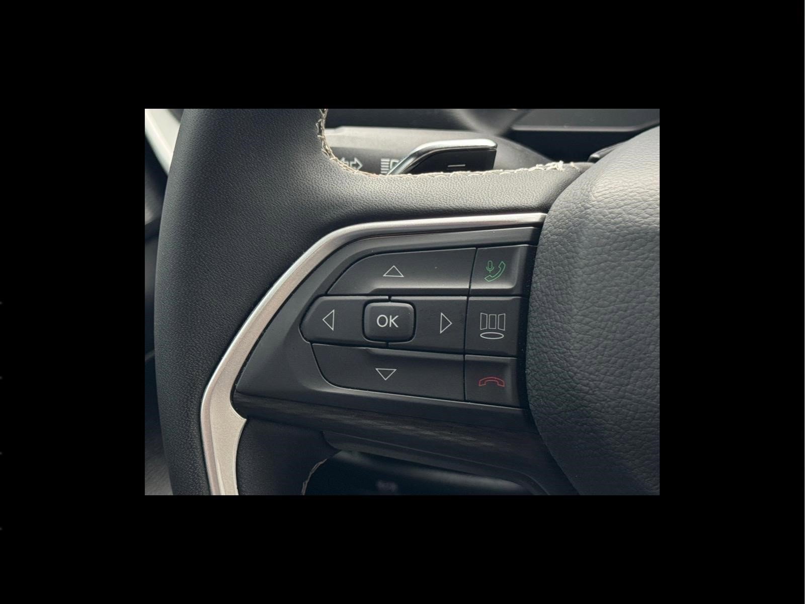 Used 2025 Diamond Black Crystal Pearlcoat Jeep Laredo X image 13