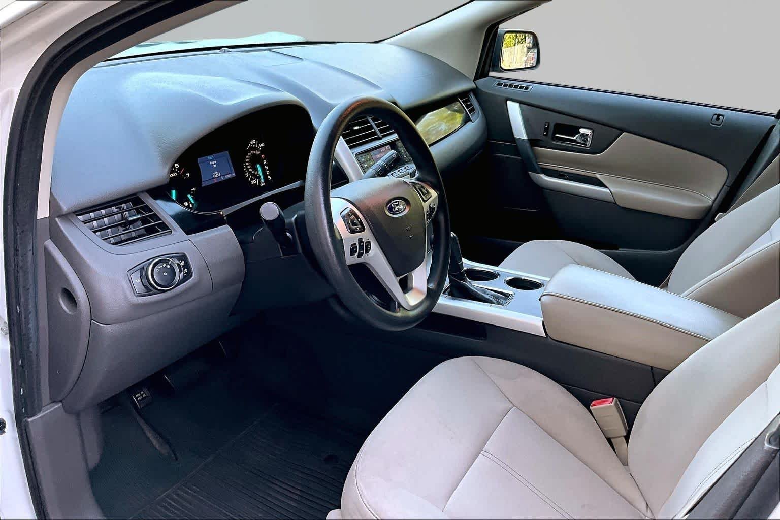 Used 2013 White Suede Ford SE image 18
