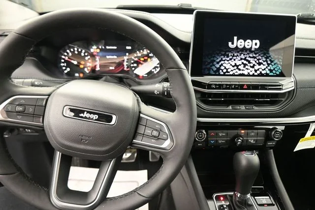 New 2026 Fathom Blue Pearl-Coat Exterior Paint Jeep Latitude image 29