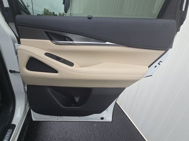 Used 2023 White INFINITI LUXE image 23