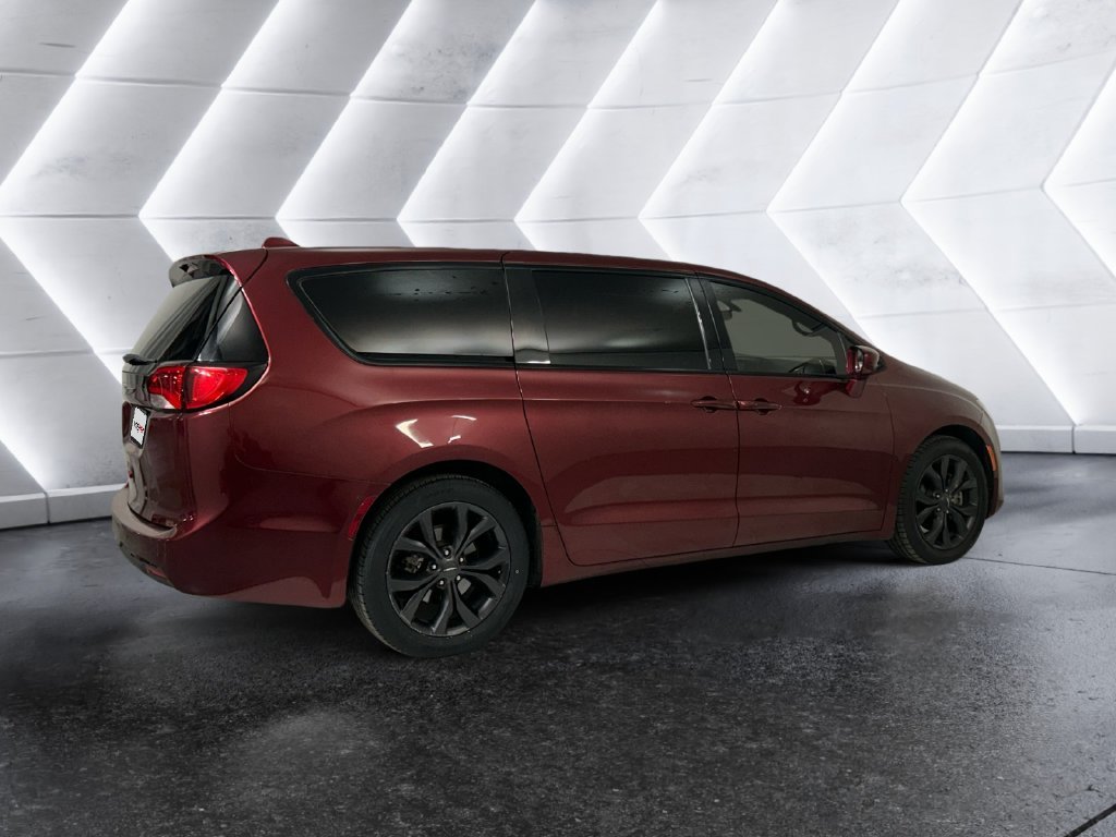 Used 2018 Red Chrysler Touring Plus image 4