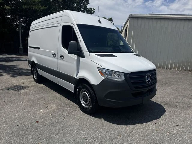 Used 2025 White Mercedes-Benz Cargo 144 WB image 3