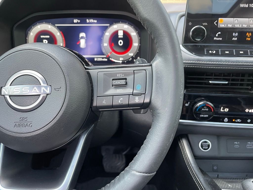 Used 2023 White Nissan Platinum image 16