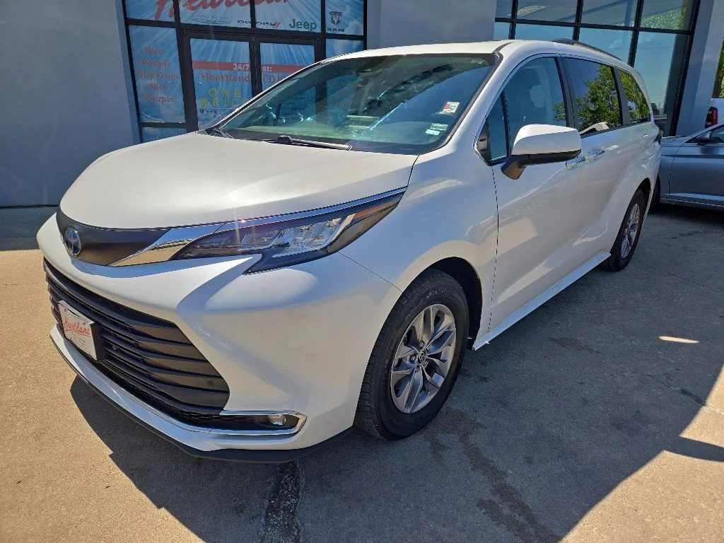Used 2023 Toyota Sienna XLE with VIN 5TDYRKEC4PS171980 for sale in Kansas City