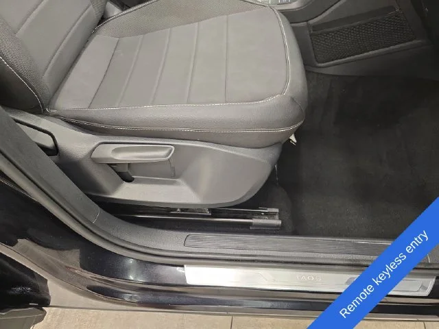 Used 2024 Deep Black Pearl Effect Volkswagen 1.5T SE image 10
