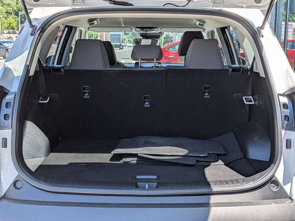Used 2022 White Kia LX image 8