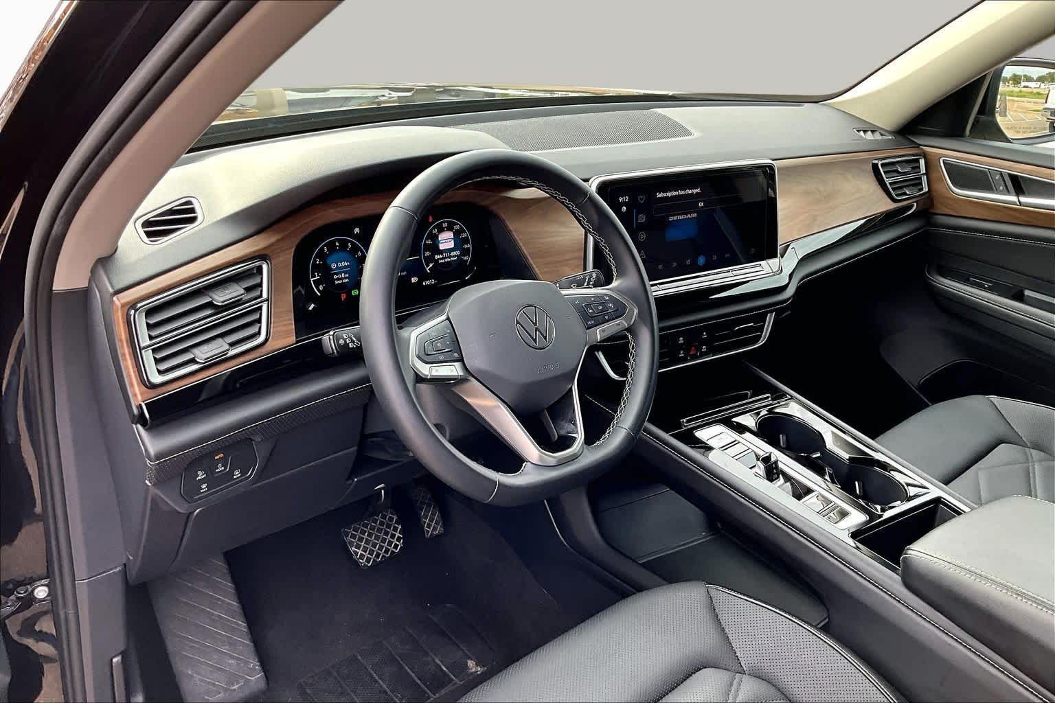 Used 2025  Volkswagen 2.0T SE w/Technology image 17