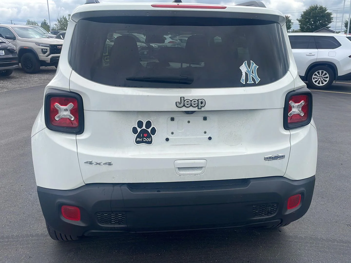 Used 2020 Alpine White Clearcoat Jeep Latitude image 10