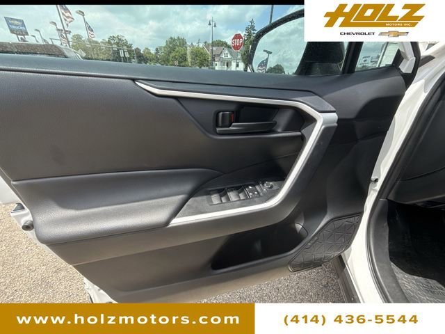 Used 2025 White Toyota LE image 20