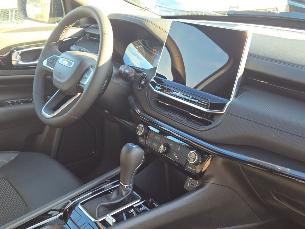 New 2026 Bright White Clear-Coat Exterior Paint Jeep Latitude image 8