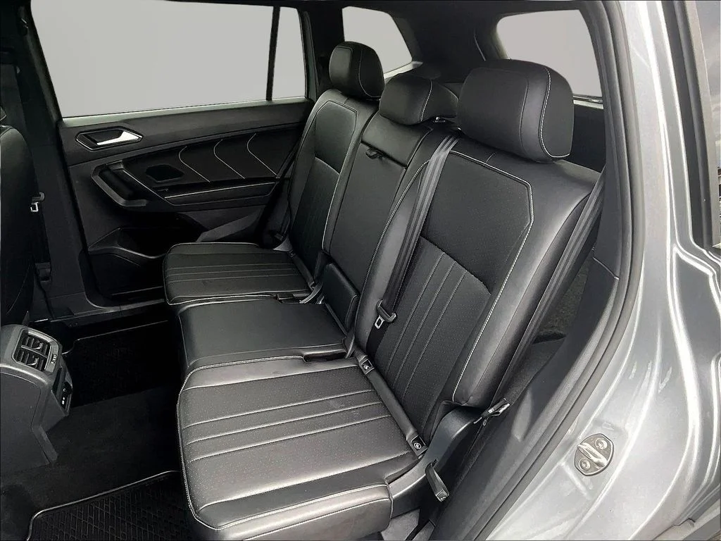 Used 2023  Volkswagen 2.0T SE R-Line Black image 22