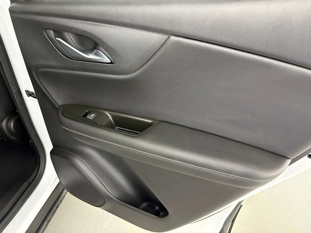 Used 2025 White Chevrolet LT image 35
