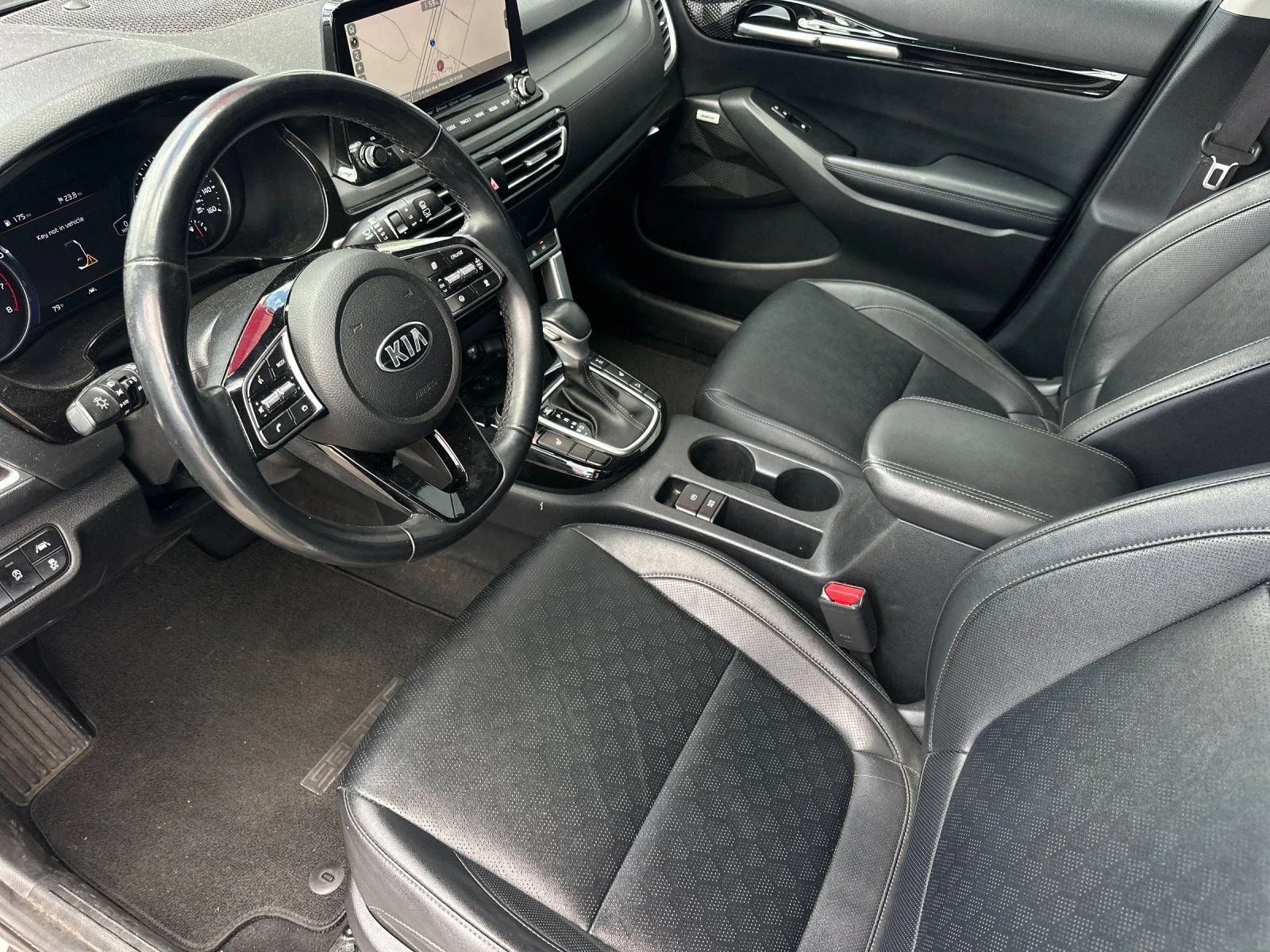 Used 2021 Snow White Pearl Kia SX image 9