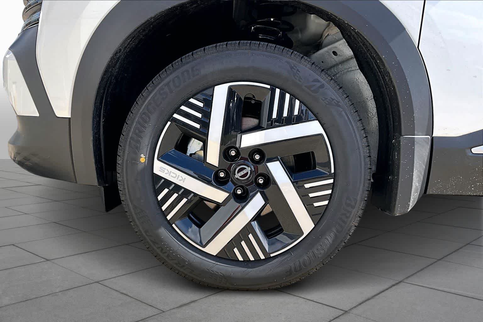 New 2026 Aspen White TriCoat / Super Black Two-tone Nissan SV image 8