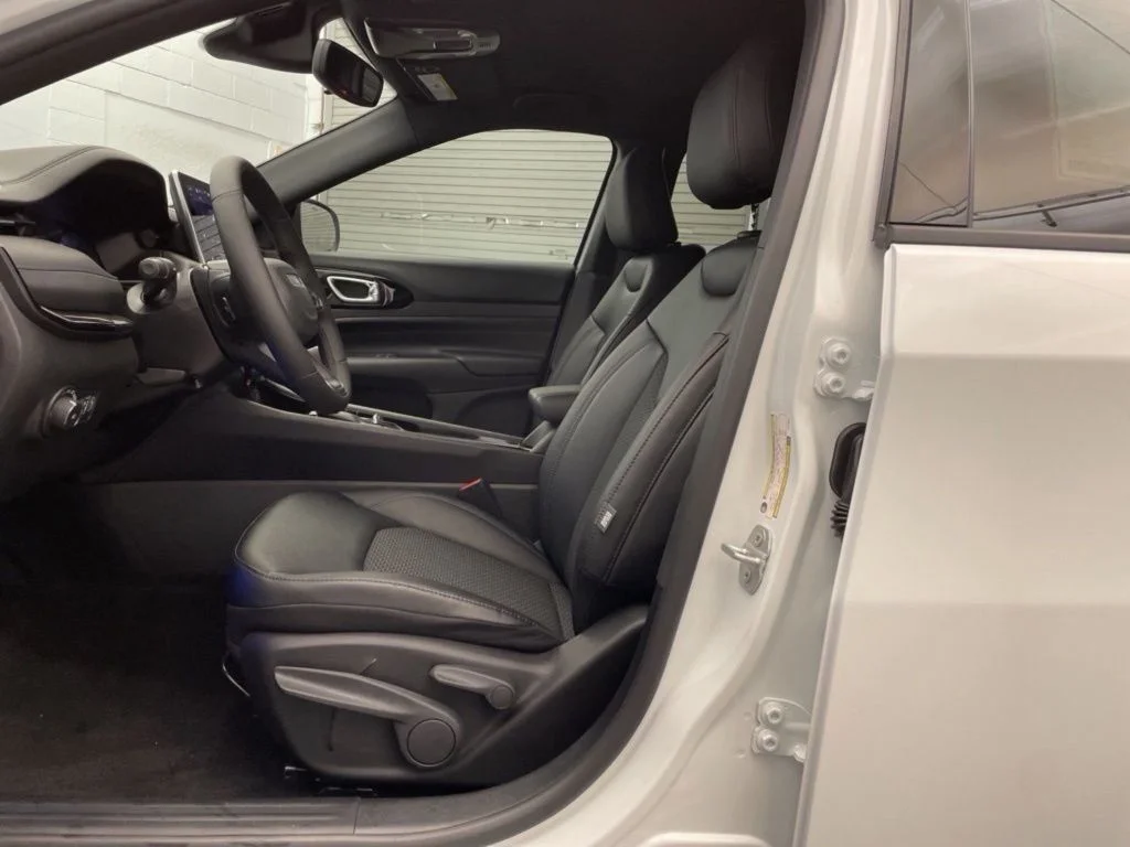 New 2026 White Jeep Latitude image 15