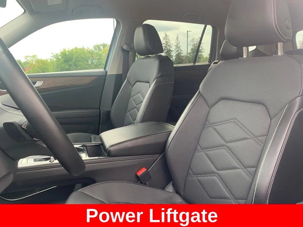 Used 2025 Silver Volkswagen 2.0T SE w/Technology image 5