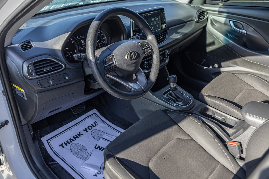 Used 2018 White Hyundai Base image 14