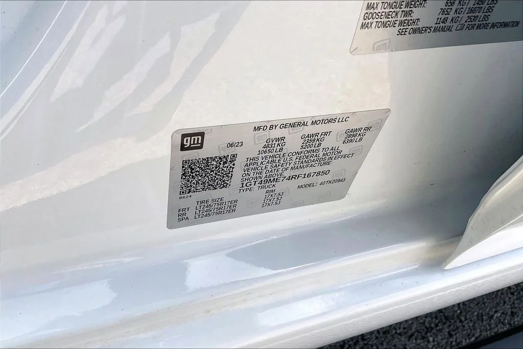 Used 2024 Summit White GMC SLE image 16
