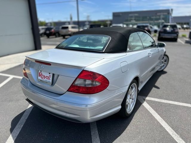 Used 2008 Gray Mercedes-Benz CLK 550 image 3