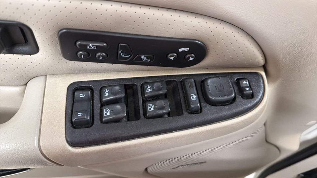 Used 2004 White Cadillac Base image 15