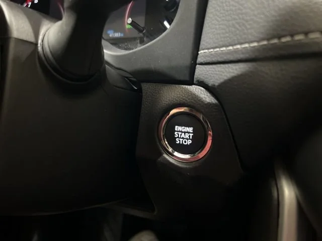 2025 Toyota RAV4 XLE - Photo 16
