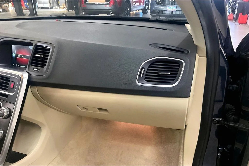 Used 2015 Blue Volvo T5 Premier image 16