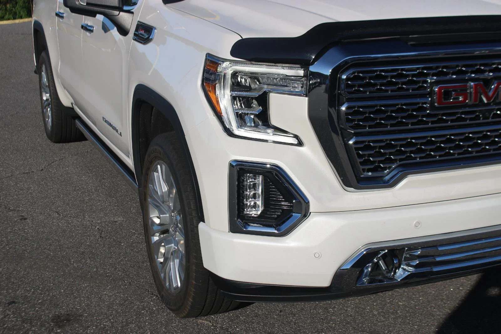 Used 2021 WHITE FROST TRICOAT GMC Denali image 9