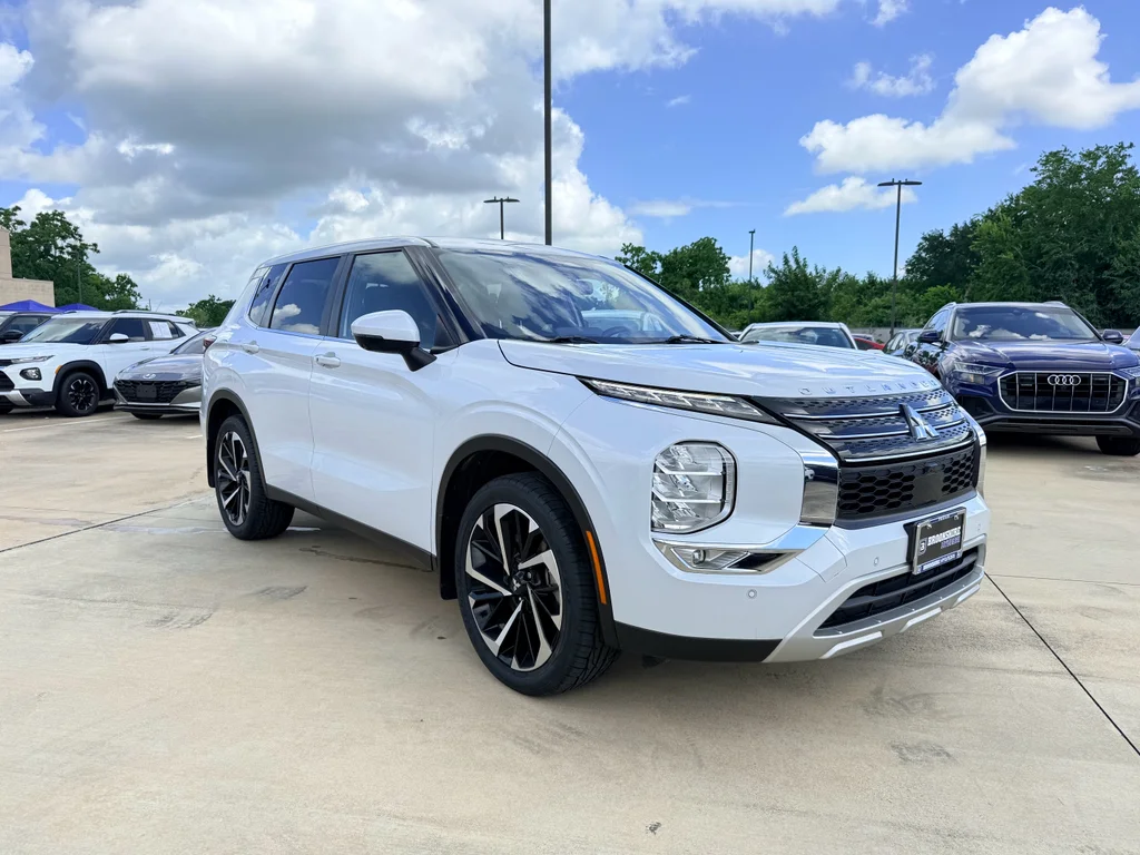 Used 2023  Mitsubishi SE Special Edition image 3