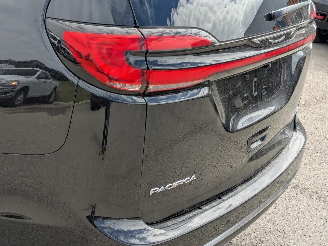 New 2027 Black Chrysler Select - - AWD - 3.6L Pentastar V6 - Adaptive Cruise Control - Blind Spot Monitor & More! image 11