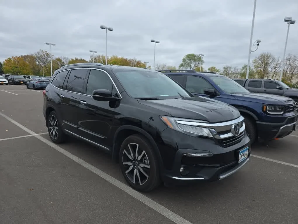 Certified Used 2022 Crystal Black Pearl Honda Touring 7-Passenger image 3
