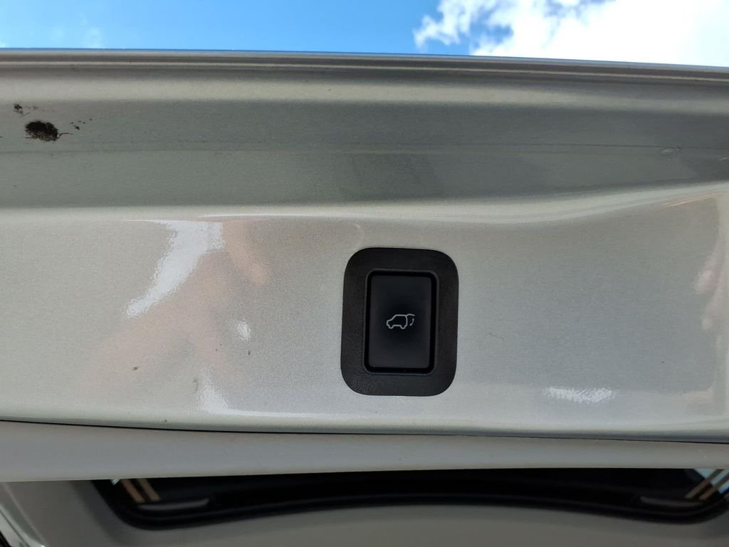 Used 2018 Silver Toyota XLE image 10