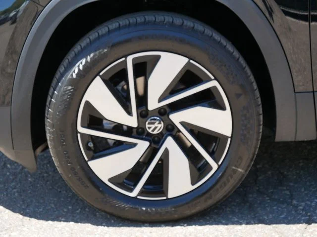 New 2026 Black Volkswagen 2.0T SE w/Technology image 5