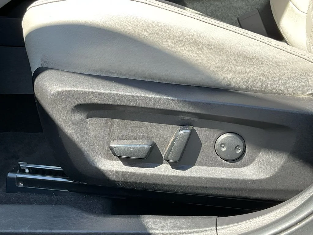 Used 2022 Silver Mitsubishi SEL image 33