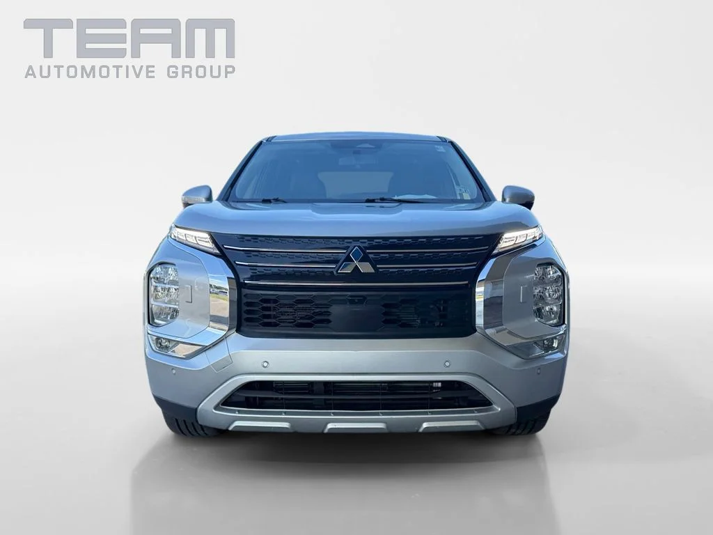 Used 2024 Red Mitsubishi SE image 2