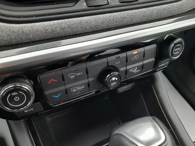Used 2024  Jeep Latitude image 23