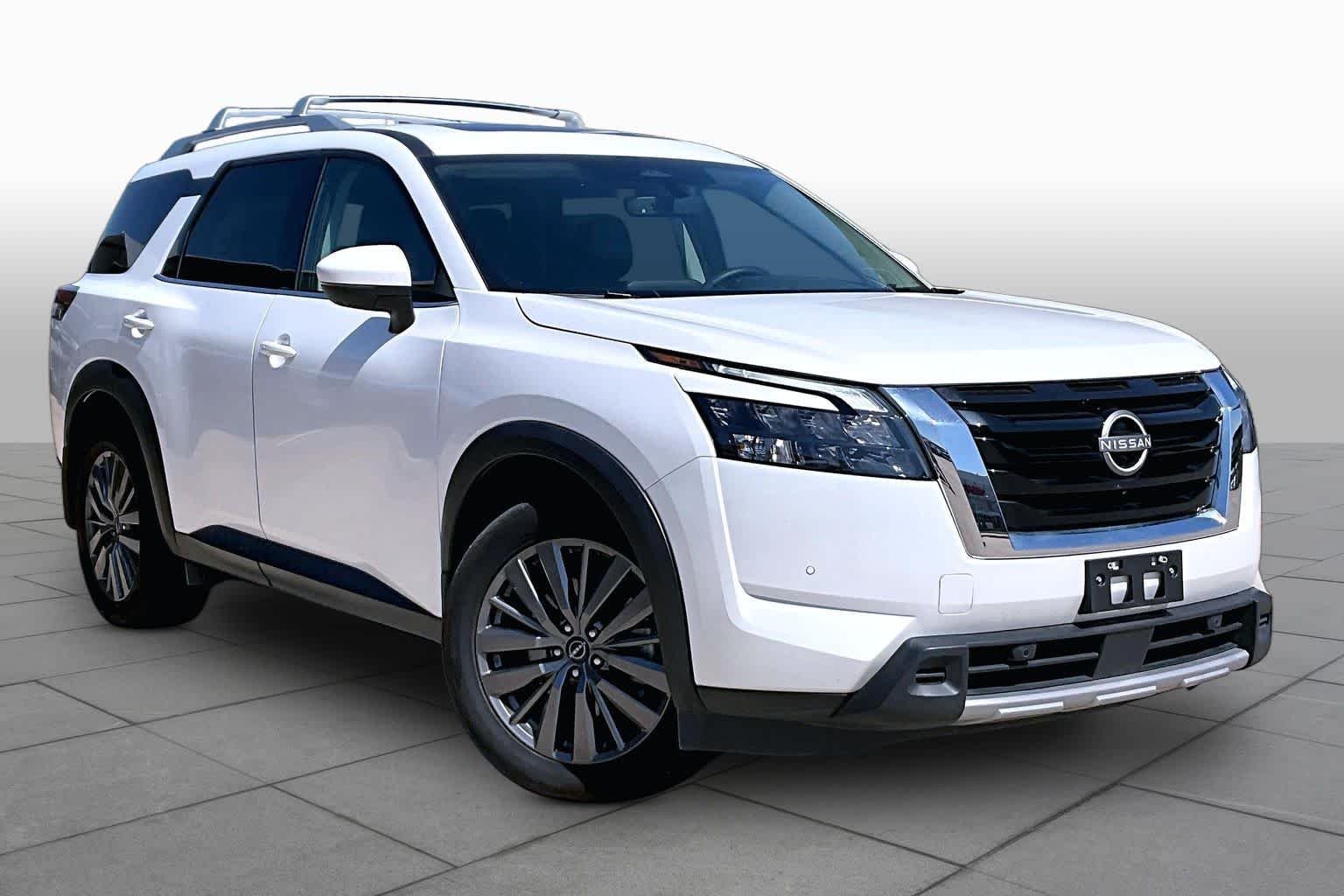 Used 2025 Everest White Pearl Tricoat Nissan SL image 2