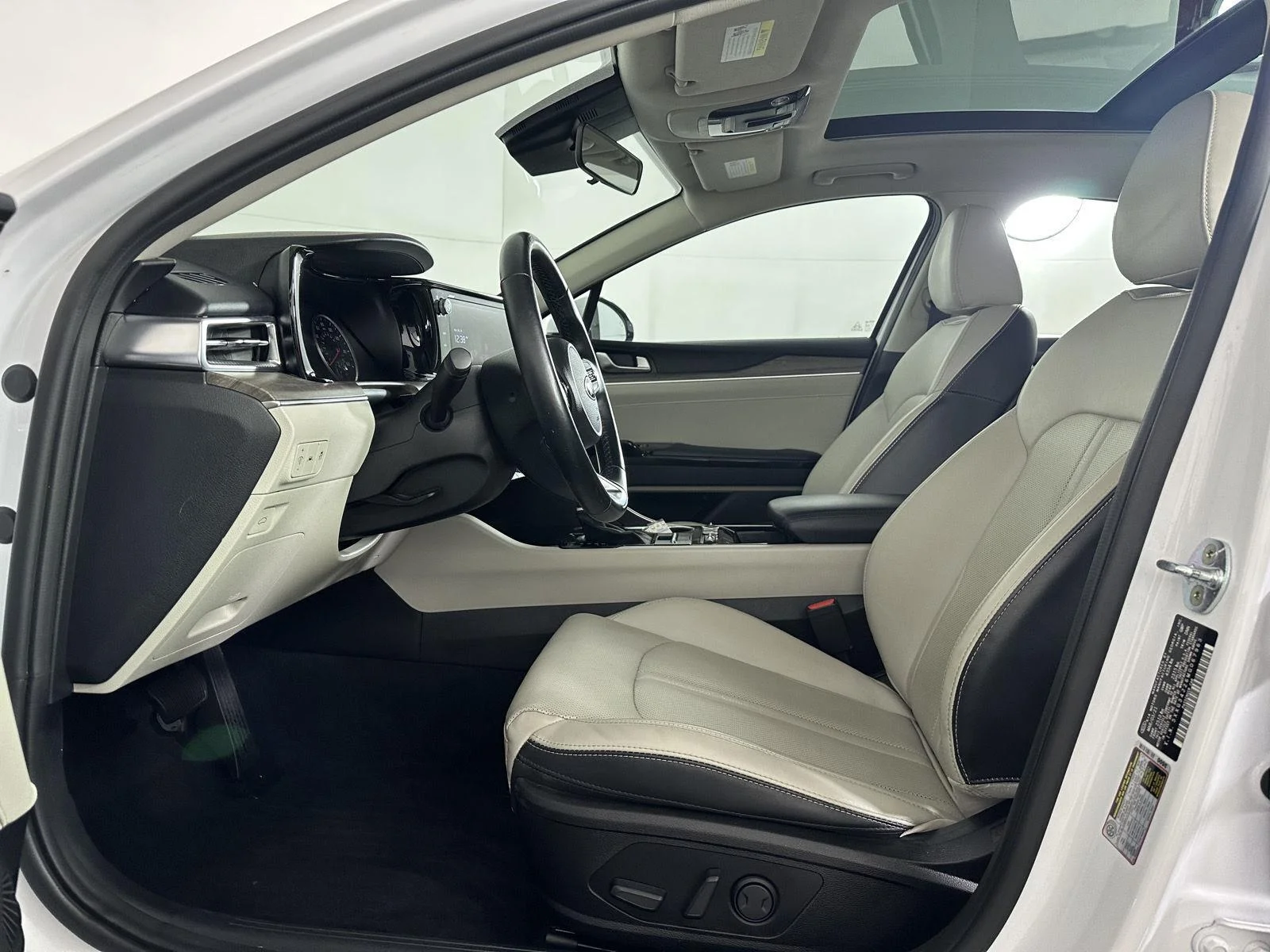 Used 2021 Glacial White Pearl Kia  image 34
