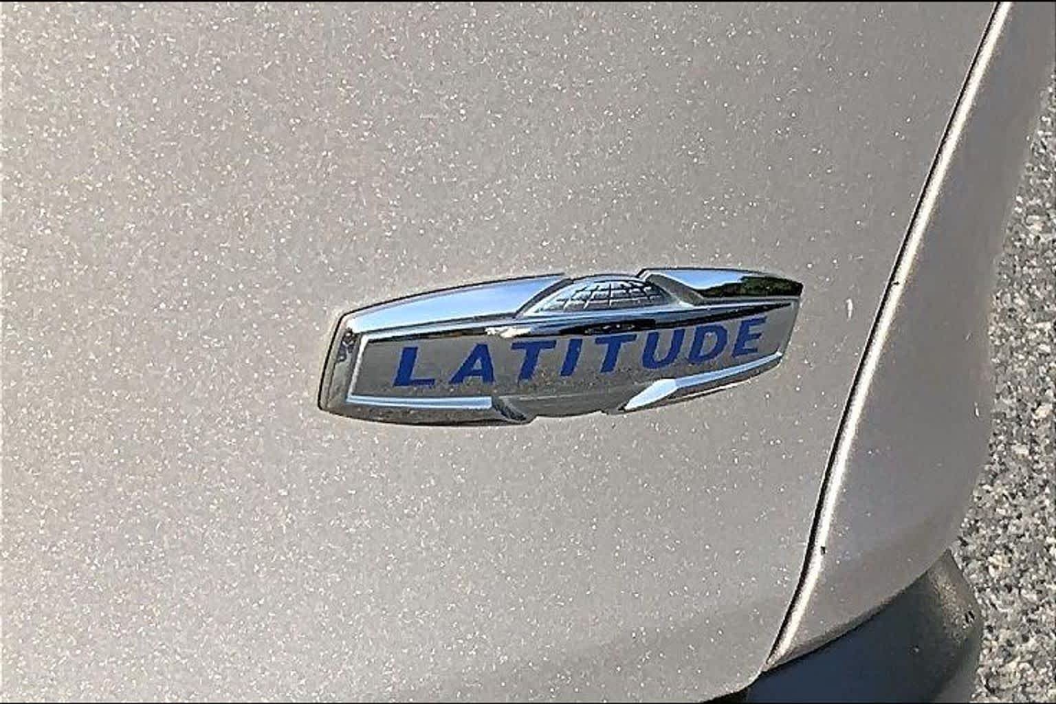 Used 2018 Billet Silver Metallic Clearcoat Jeep Latitude Plus image 9