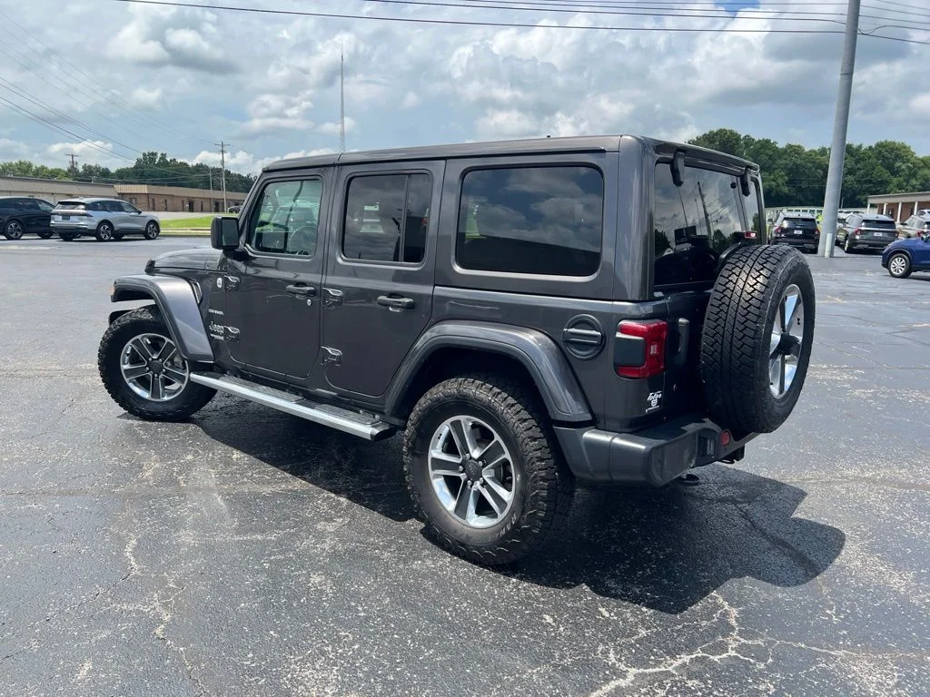 Used 2018 Granite Crystal Clearcoat Metallic Jeep Unlimited Sahara image 4