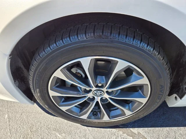 Used 2016 White Toyota XLE Premium image 22