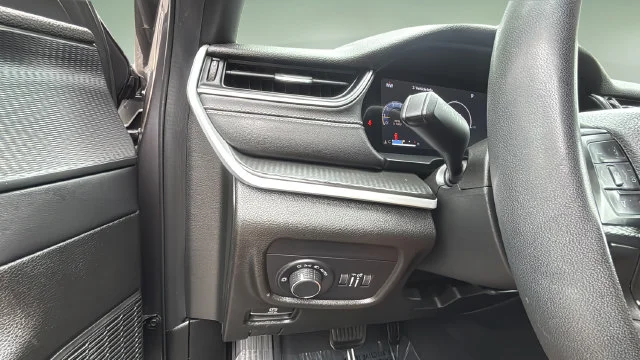 Used 2023 Gray Jeep Altitude image 21