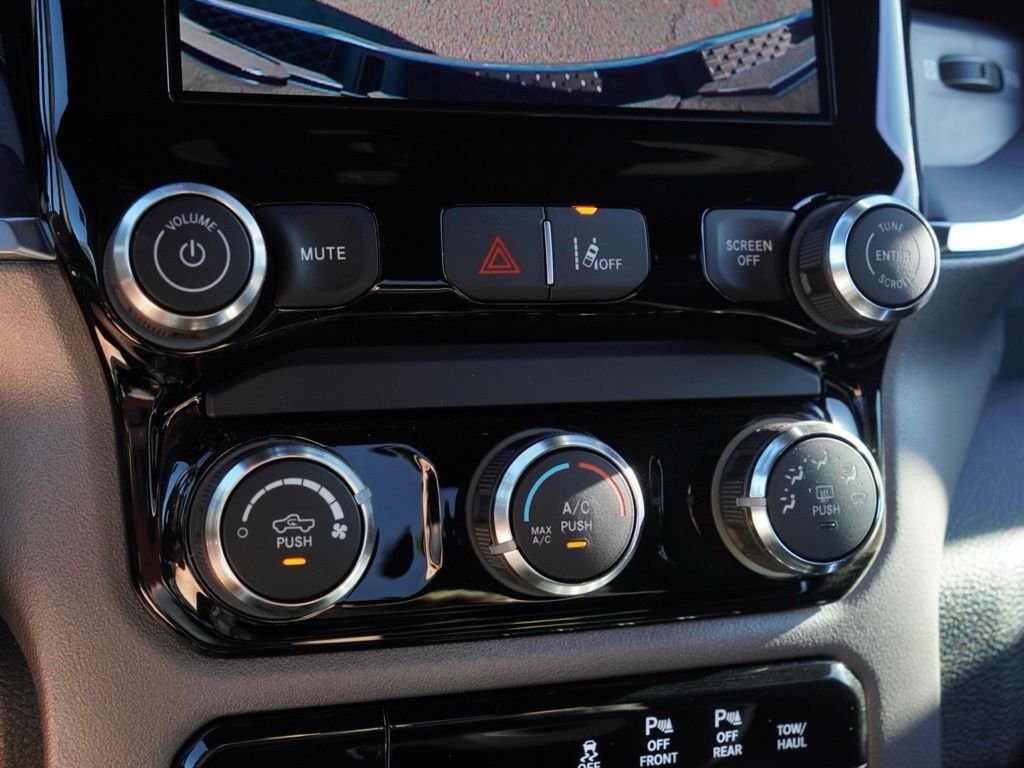 New 2026 Diamond Black Crystal Pearl-Coat Exterior Paint RAM Big Horn image 17