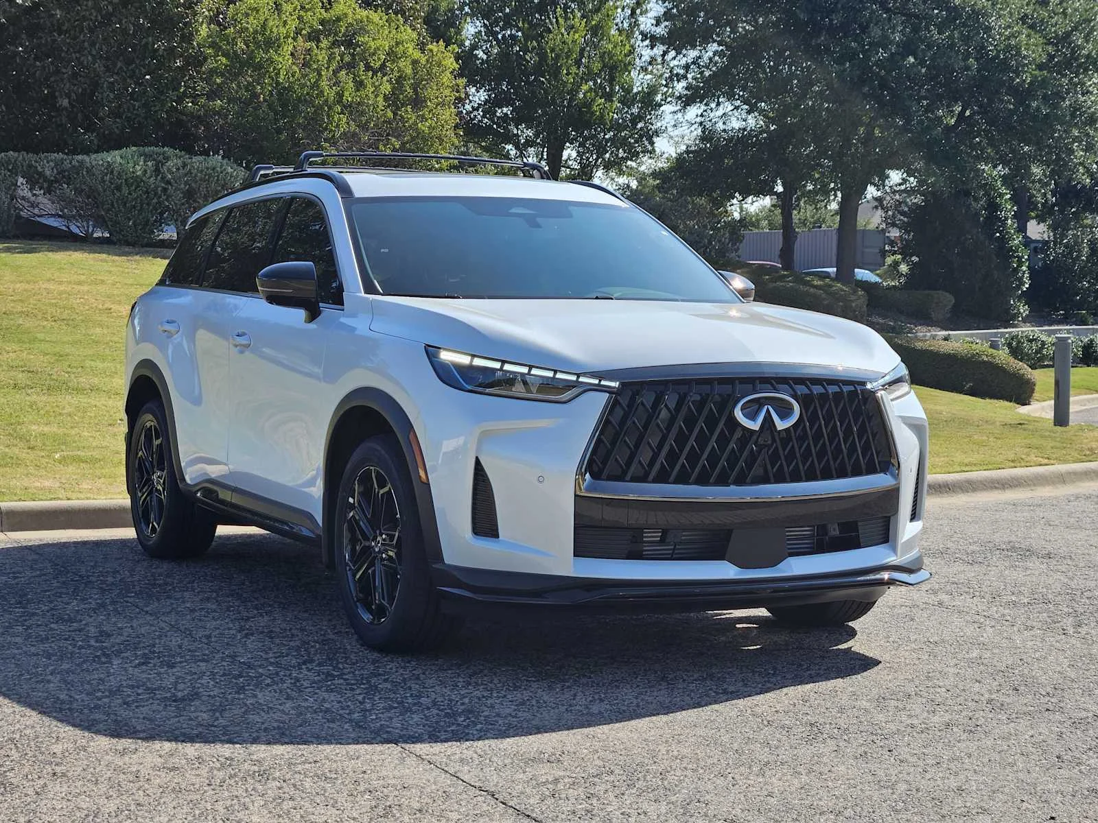 New 2027 RADIANT WHITE INFINITI Sport AWD image 2