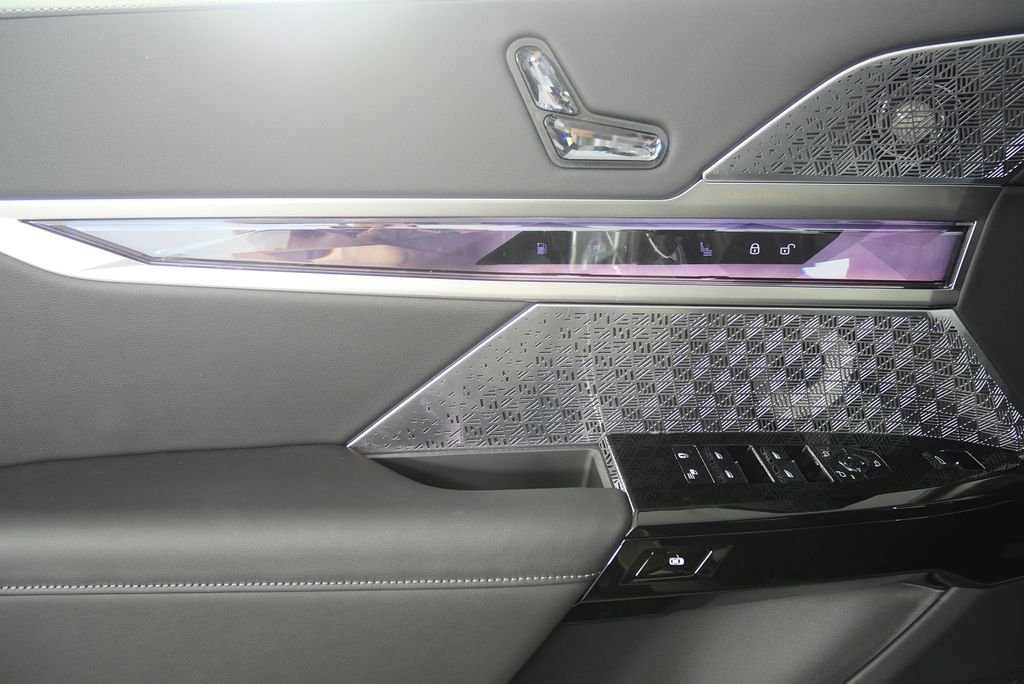 2026 BMW 7 Series 750e - Photo 10