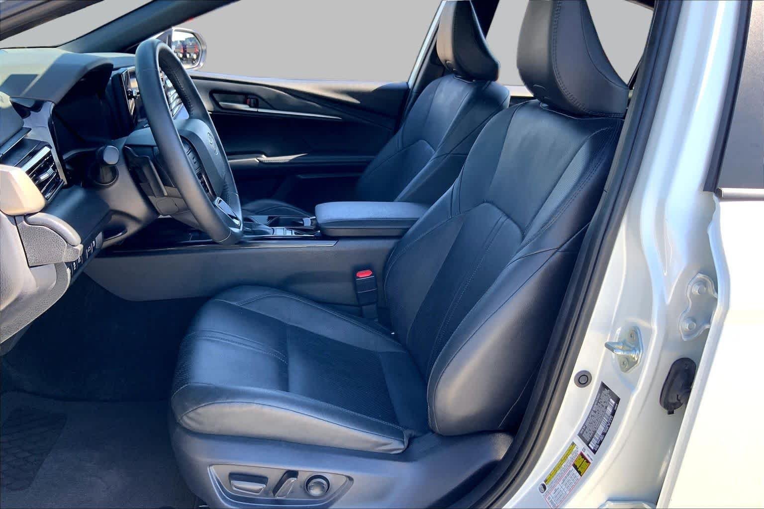 Used 2025 Wind Chill Pearl Toyota XSE image 8