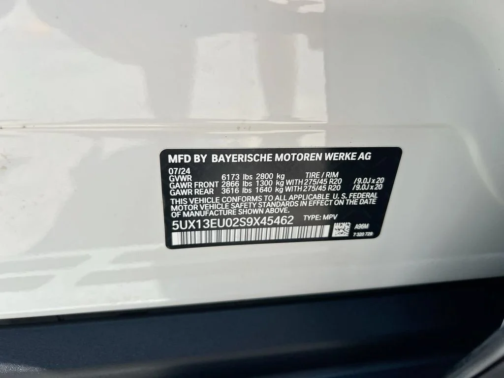 Used 2025 White Metallic BMW sDrive40i image 24