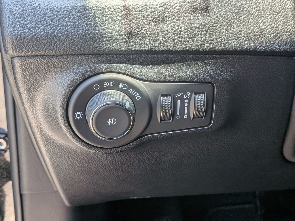 Used 2019 Black Jeep Latitude image 18