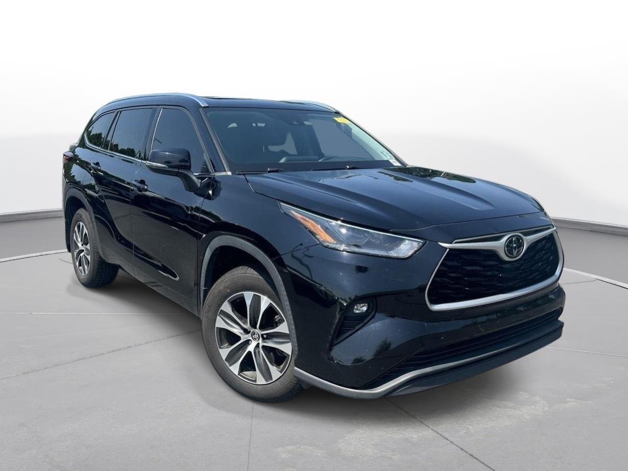 Used 2021 Midnight Black Metallic Toyota XLE image 4