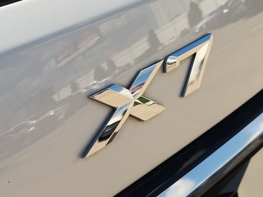 Used 2023 White Metallic BMW xDrive40i image 12